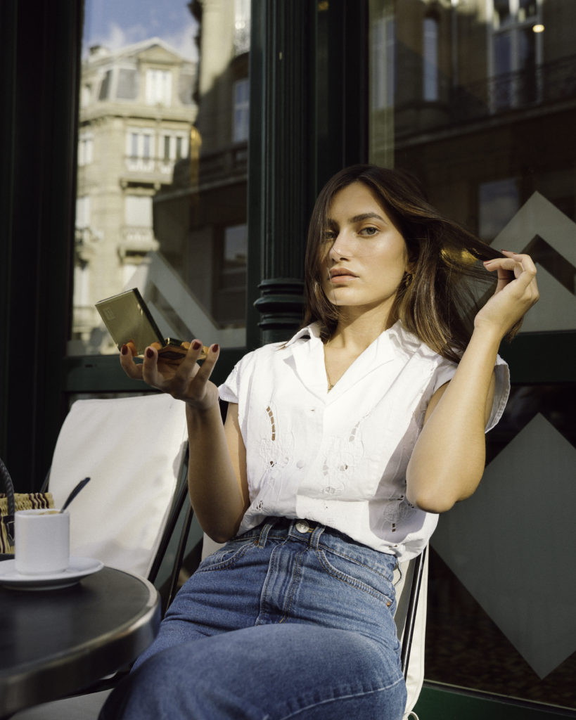 Portrait féminin en lumière naturelle à Strasbourg – séance photo urbaine en centre-ville